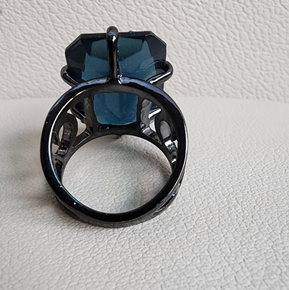Ring 💍 - Picture 2 of 4